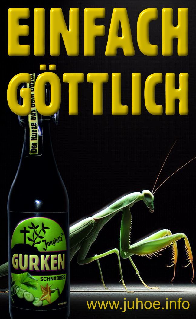 Eine Gottesanbeterin läuft auf eine Flasche GURKEN-Schnabbes zu. Der Hintergrund ist dunkel. 