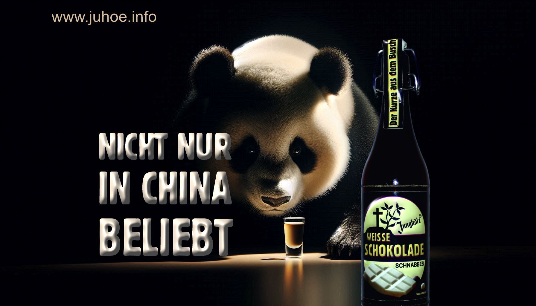 Ein Panda schnuppert an einem vollen Schnapsglas. Der Hintergrund ist schwarz. Eine Flasche WEISSE SCHOKOLADE-Schnabbes steht im Vordergrund. Motto: Nicht nur in China beliebt.